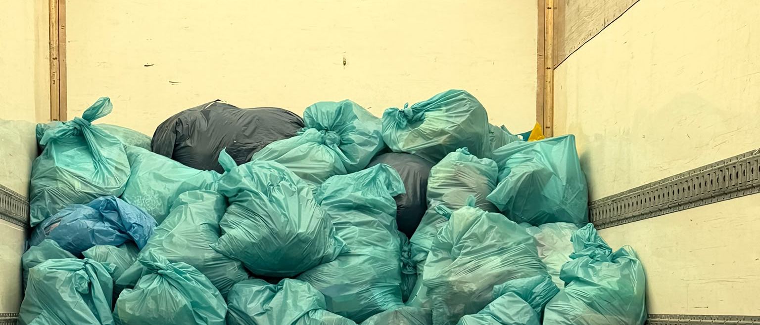 Beladener Transporter von Entrümpel-Meister mit Säcken aus einer Räumung