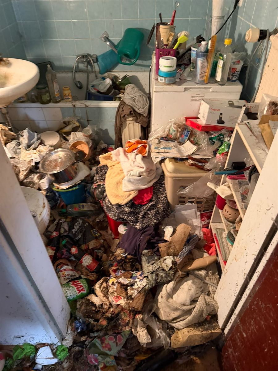 Wohnungsauflösung III · Badewanne – vorher